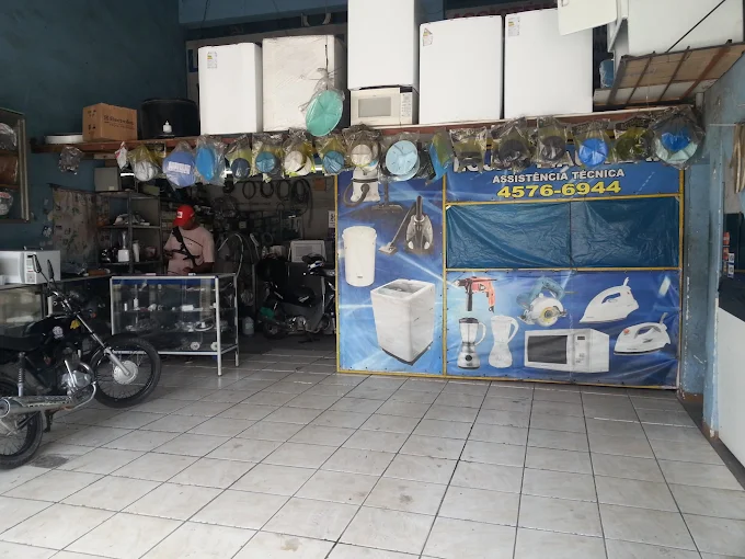 Equipe Maualar atendendo clientes na loja